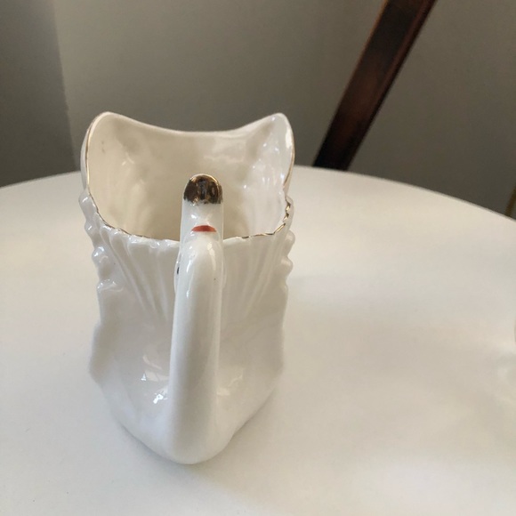 Vintage swan planter off white with painted detail. - Picture 4 of 4